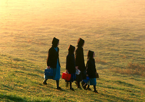 Amish_girls_walking_1 Amish_girls_walking_1